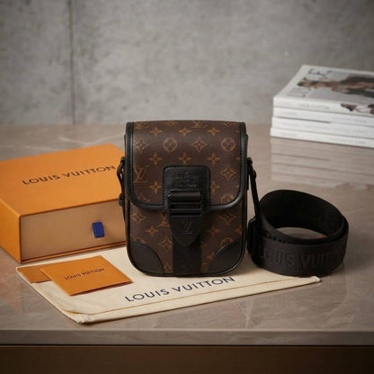 LV
Gents Crossbag
Flap Phone Bag size
Attachable Strap
Black coated Hardware
Size : 17 x 22 cm
With BOX

95 dhs💛

Zain239
♥️♥️♥️