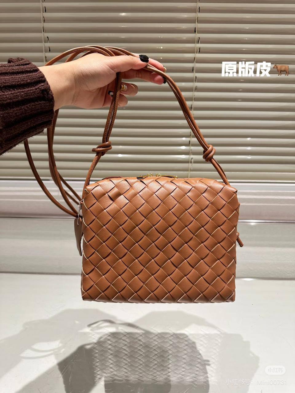 BOTTEGA   
GOOD QUALITY 
SIZE:20×10×17cm   
90 dhs🪙

withbox  
🎁🎁🎁

Zain04
♥️♥️♥️