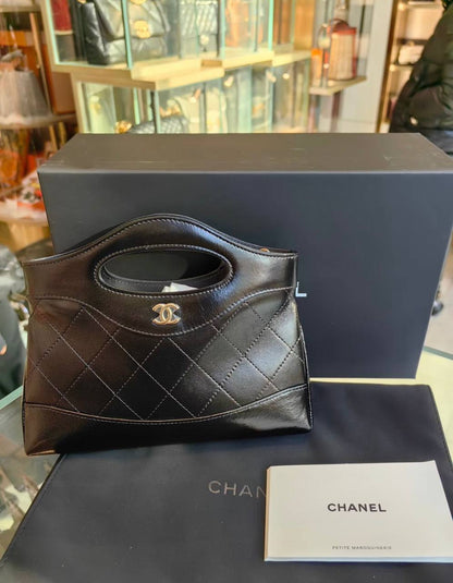 Chanel 
good quality, 
comes with box, 🎁🎁🎁
size... 21*15 cm
100 dhs✅

Zain12
♥️♥️♥️