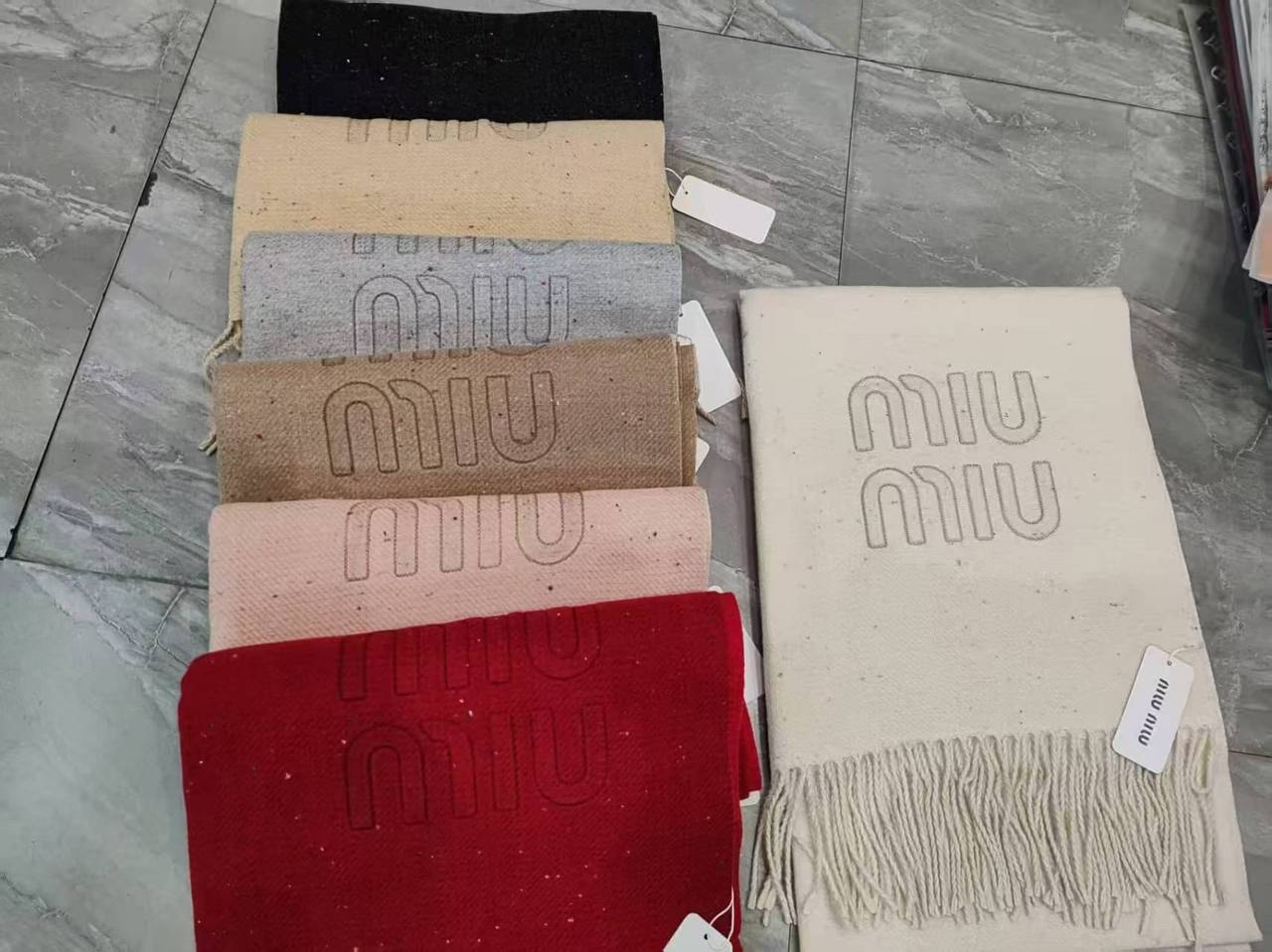 Scarf
45 dhs💓

Zain200
♥️♥️♥️
