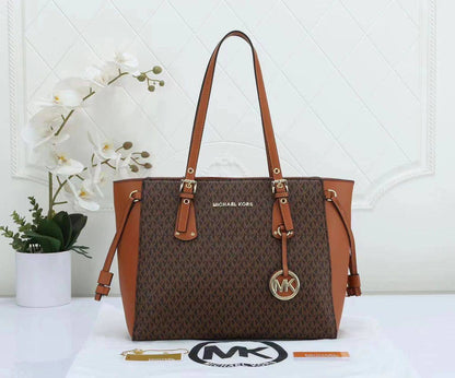 MK
95 dhs🪙🌨️

SIZE：40×25×14cm
Good quality 

with box
🎁🎁🎁

Zain35
♥️♥️♥️