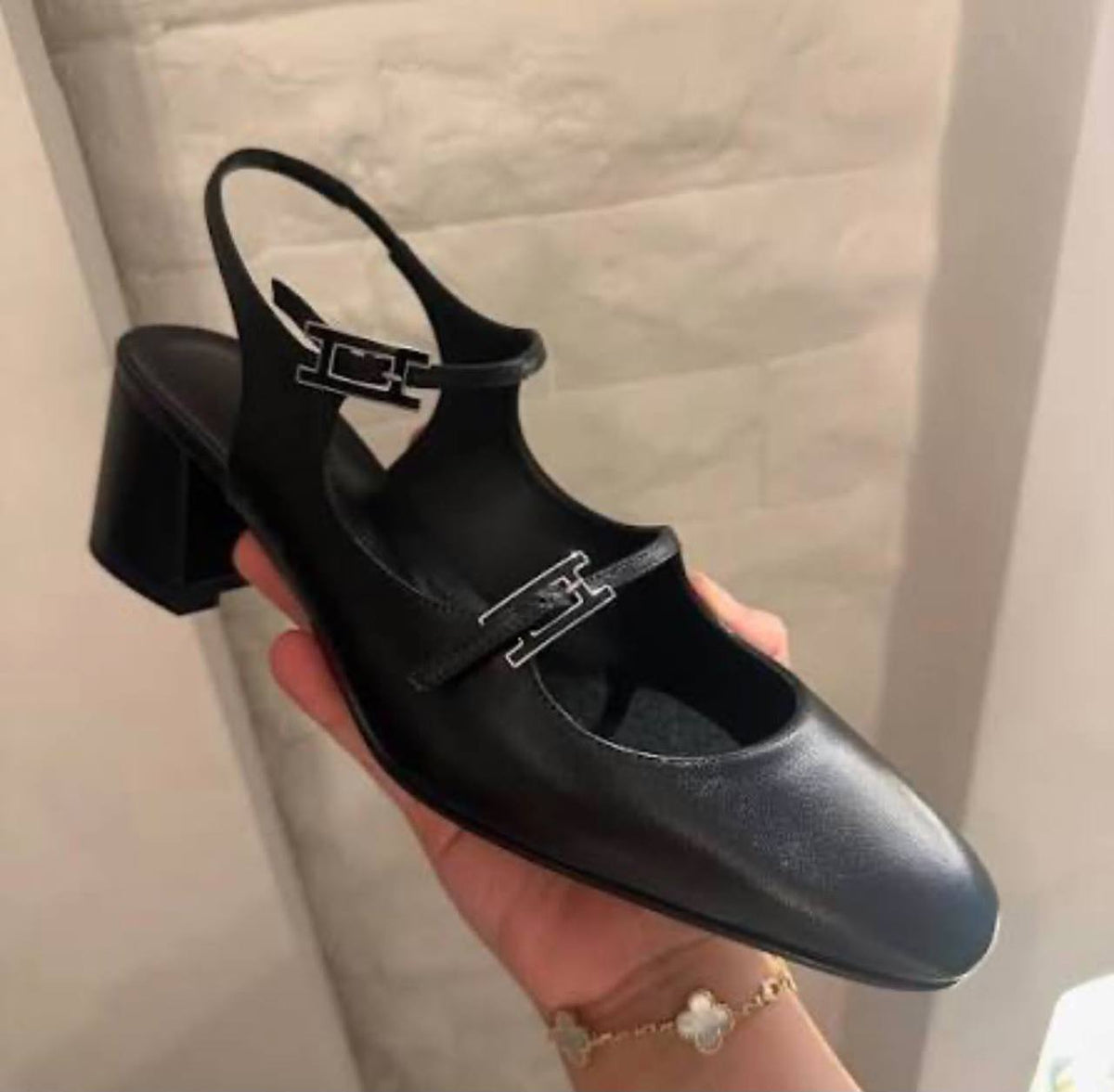 𝗛𝗘𝗥𝗠𝗘𝗦
Offer sale 
𝗕𝗜𝗚 𝗢𝗙𝗙𝗘𝗥𝗦 / 𝗣𝗥𝗢𝗠𝗢𝗧𝗜𝗢𝗡𝗦‼️
𝐇𝐢𝐠𝐡 𝐪𝐮𝐚𝐥𝐢𝐭𝐲 💯 
𝐁𝐥𝐚𝐜𝐤 𝐬𝐢𝐳𝐞=𝟑𝟔-𝟒𝟎
𝐁𝐫𝐨𝐰𝐧 𝐬𝐢𝐳𝐞 36-37-38-39-40-41

75 dhs 


Zain86
♥️♥️♥️