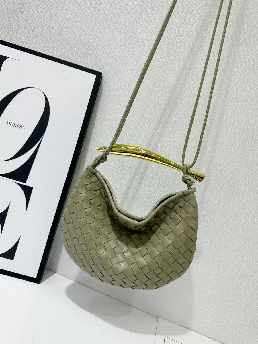 BOTTEGA 
GOOD QUALITY 
WITH BOX 
🎁🎁🎁

120 dhs✅

Zain295
♥️♥️♥️