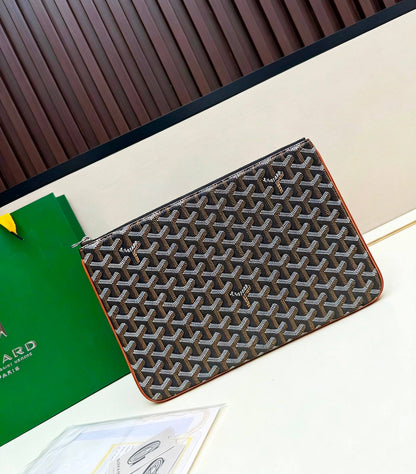 GOYARD
 HAND BAG POUCH UNISEX GOOD QUALITY WITH BOX
85 dhs✅

Zain39
♥️♥️♥️