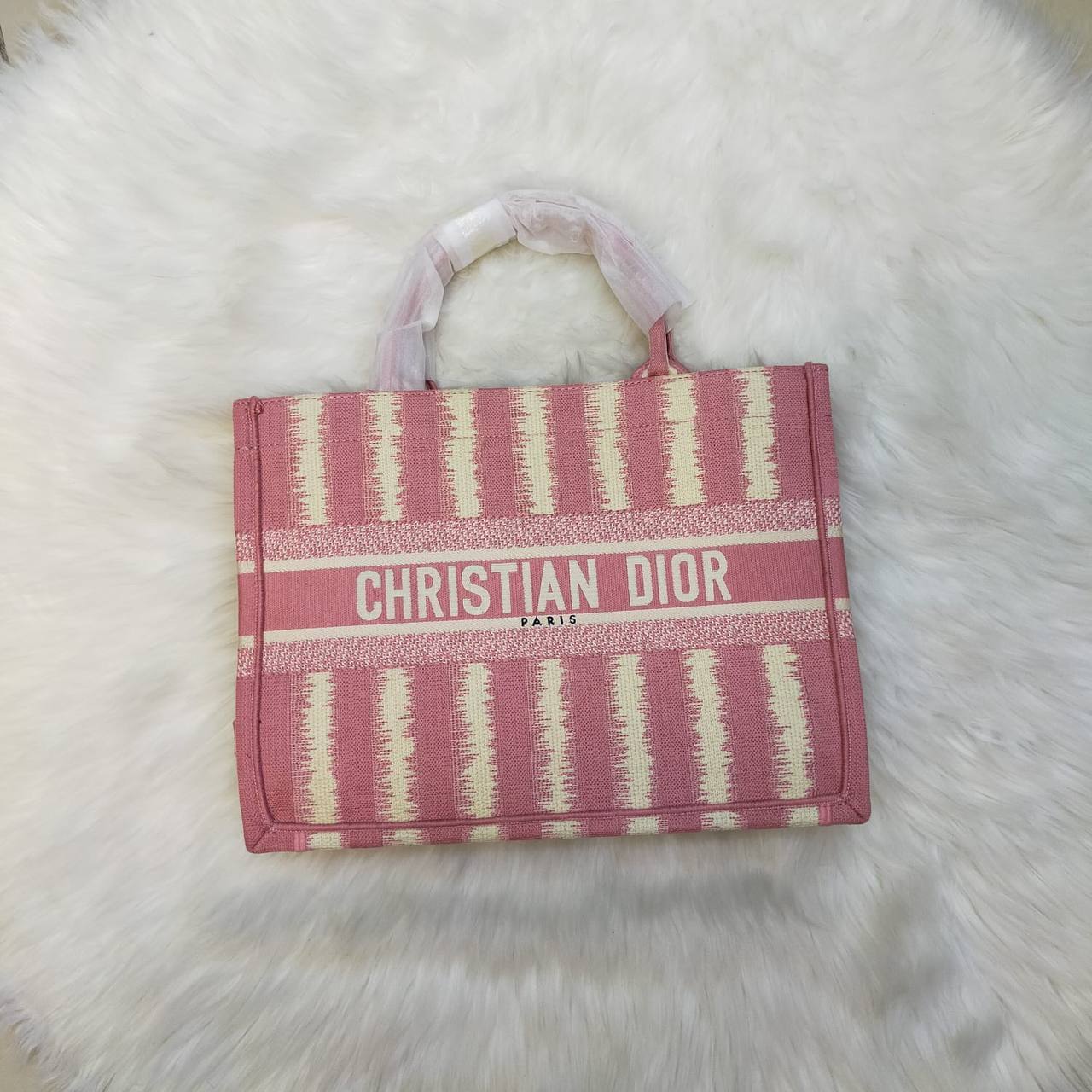 Dior
High quality
135 dhs✅
Size 35cm

Zain235
♥️♥️♥️