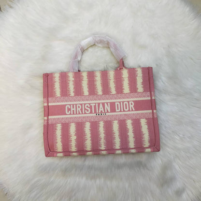 Dior
High quality
135 dhs✅
Size 35cm

Zain235
♥️♥️♥️
