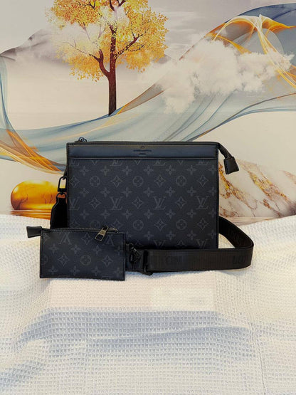LV 
85 dhs✅
Best quality 

with box
🎁🎁🎁

size 26 CM

Zain290
♥️♥️♥️