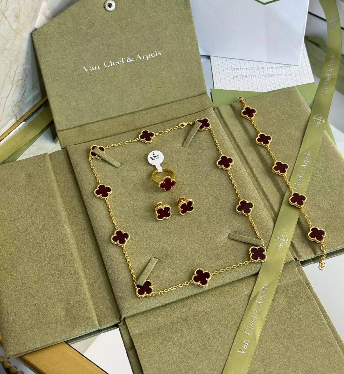 VCA Set
NECKLACE
BRACELET
EARRING
RING
WITH GOOD BOX AND PAPER BAG 🎁🛍️250 DHS🇦🇪🇦🇪

WITH SAME BOX AND PAPER BAG 🎁🛍️330 DHS🇦🇪🇦🇪

Zain89
♥️♥️♥️
