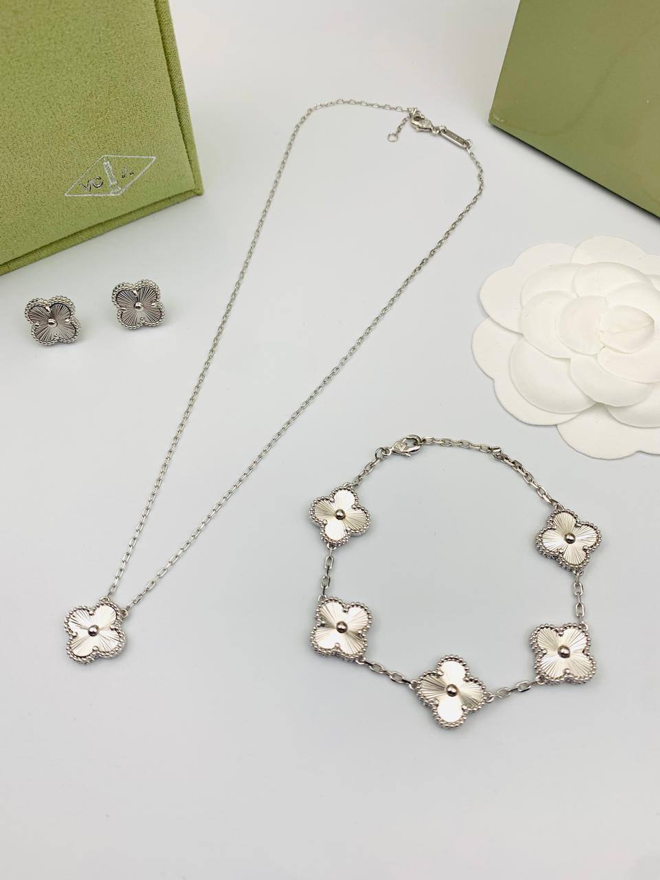 VCA Set*_🌼💫
*NECKLACE 1 FLOWER*
*BRACELET 5 FLOWER*
*EARRING   1* *FLOWER*  
145 dhs❤️
       _*WITH*_
    *Good Box* 📦

Zain89
♥️♥️♥️