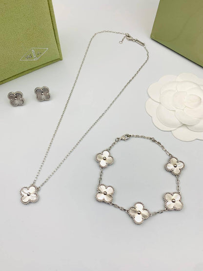 VCA Set*_🌼💫
*NECKLACE 1 FLOWER*
*BRACELET 5 FLOWER*
*EARRING   1* *FLOWER*  
145 dhs❤️
       _*WITH*_
    *Good Box* 📦

Zain89
♥️♥️♥️