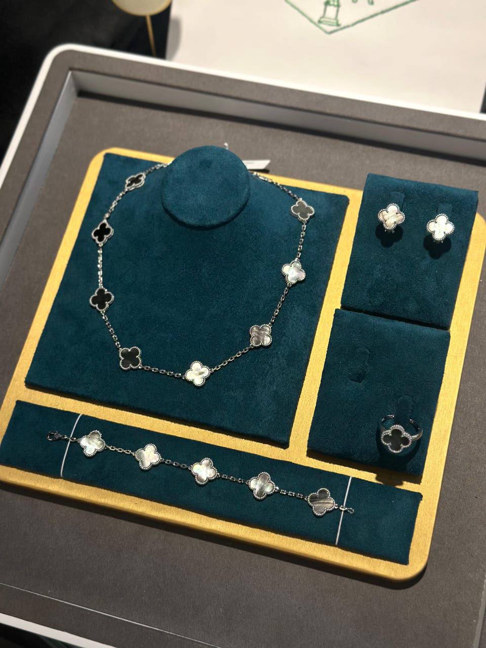 VCA SET 
10 flower necklaces 😍
5 flower bracelet❤️
One flower earring✨
One flower ring 💍 available size👇
6,7,8,9
With normal boxes 🗃️ 
280 dhs✅

With master box 📦 
350 dhs✅

Zain216
♥️♥️♥️