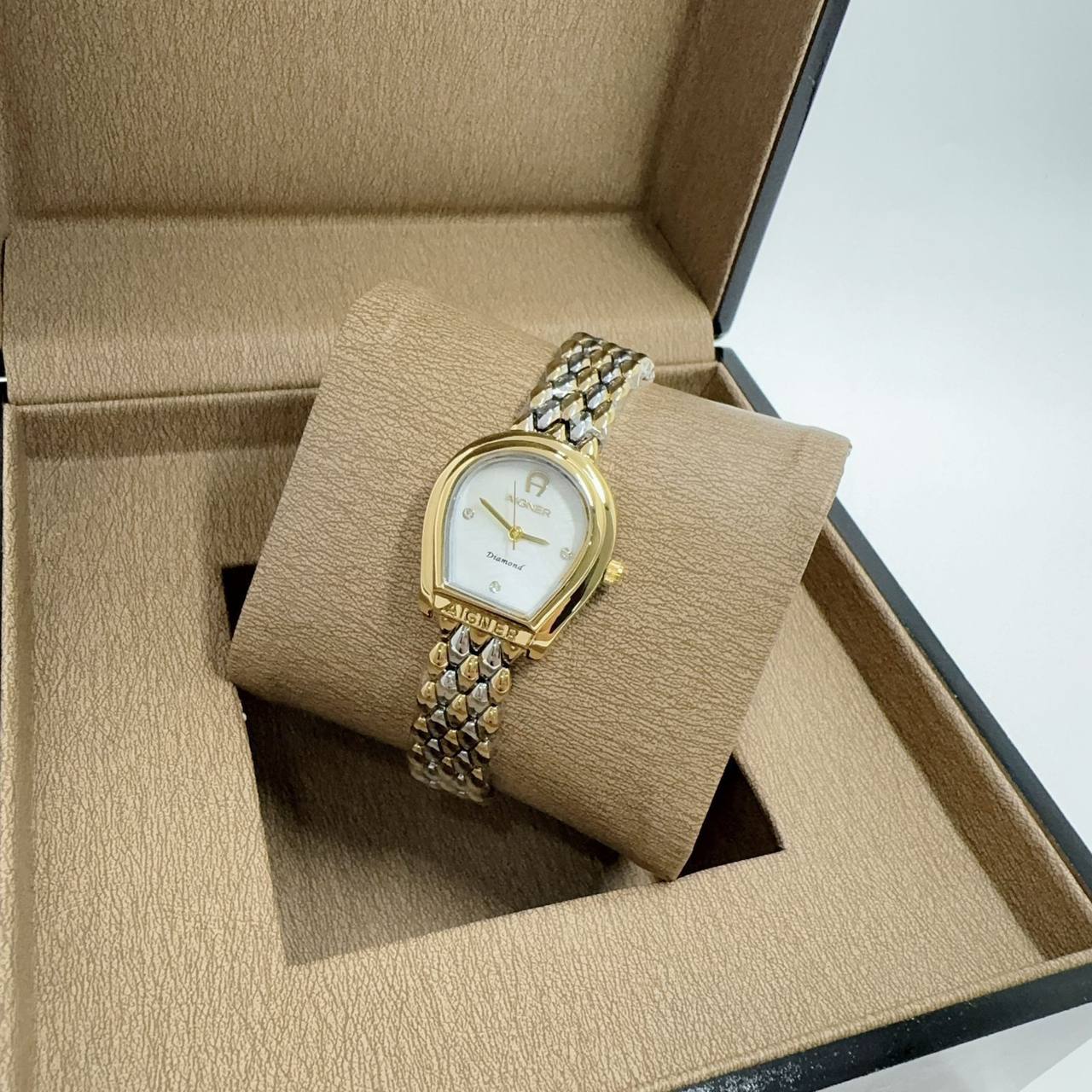 New stock 
Ladies Watch
55 dhs💛

Zain45
♥️♥️♥️