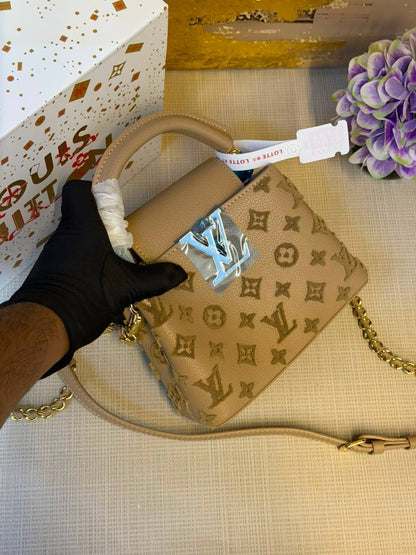 LV
Master
330 dhs🇦🇪🇦🇪
Size 21cm

Zain175
♥️♥️♥️