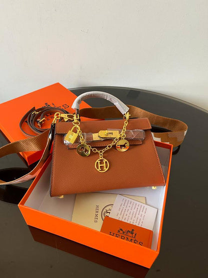 Hermes
95 dhs✅ 
high quality 
With box22cm

Zain26
♥️♥️♥️