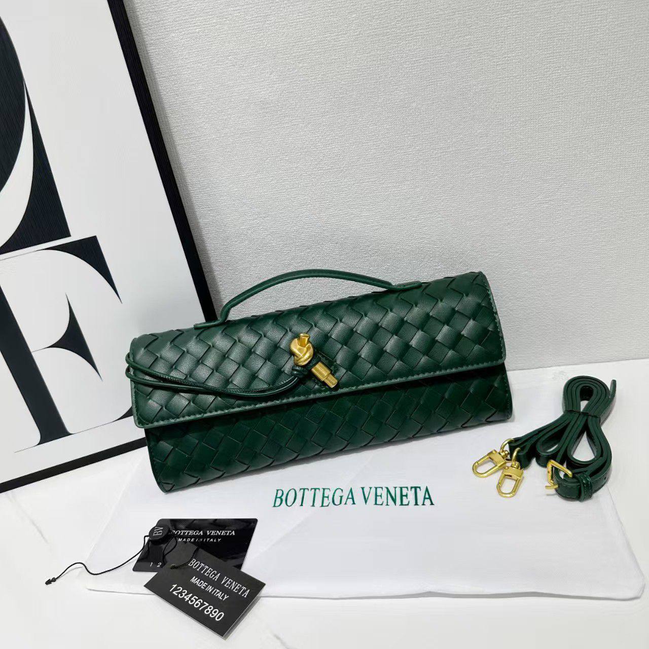 Bottega
105 dhs❣️

with box
🎁🎁🎁

size 30×4×13cm

Zain42
♥️♥️♥️