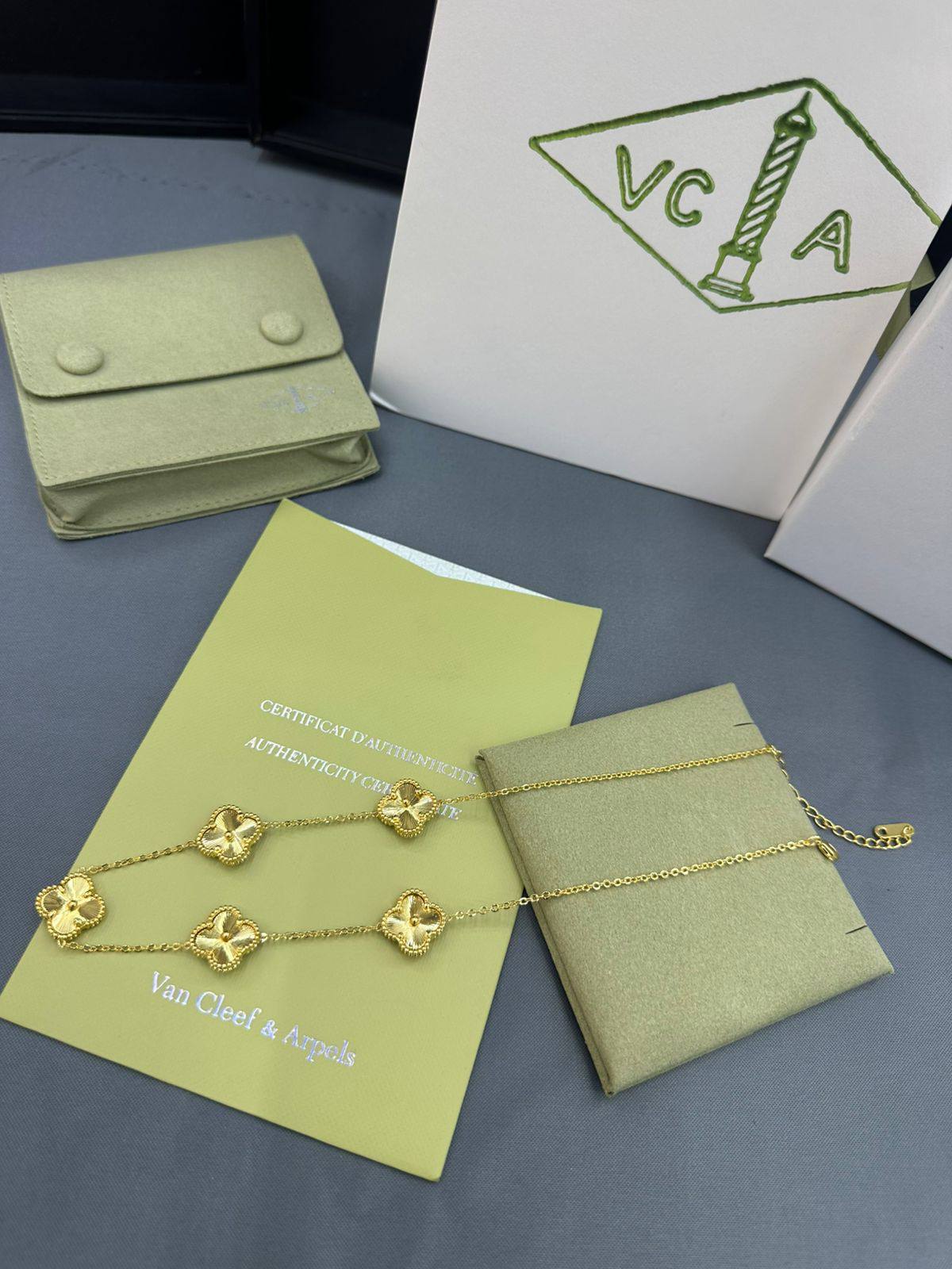 VCA SET 🔥*
Necklace 5 flower 🌺 
Bracelet one flower 🌸
Earring 🦋
Ring 💍 free size 🌊
Stainless Steel 💯
Non tarnish ✨
With normal boxes 📦 
50 dhs🪙🌨️
With master box 🗃️ 
85 dhs🪙🌨️

Zain216
♥️♥️♥️