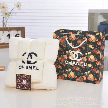 Brand 
Towels  
Good quality 
2 set
With paper 💼 
45 dhs✅

Zain99
♥️♥️♥️