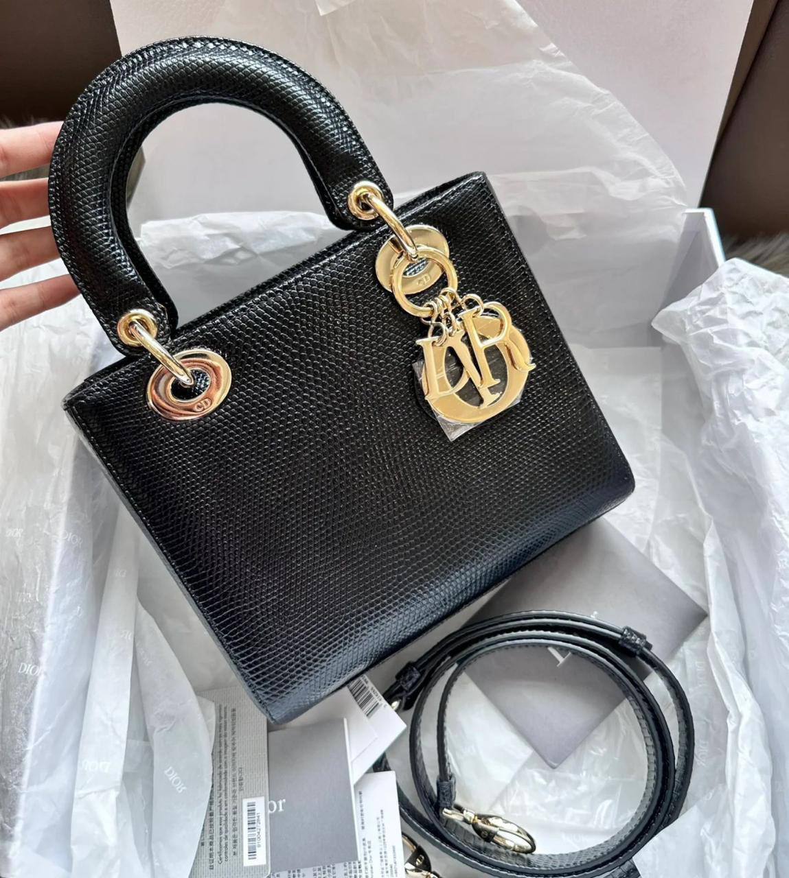 Lady Dior 

First quality +🎁

Size : 18 * 14 * 7 cm

95 dhs🇦🇪🇦🇪

with box 🎁

Zain115
♥️♥️♥️