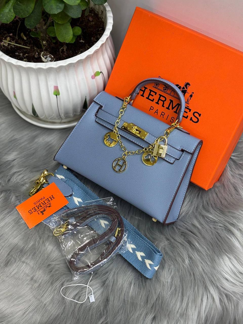 HERMES
SIZE……….  22  CM🌷
90 dhs🪙💕

with BOX✅

Zain51
♥️♥️♥️