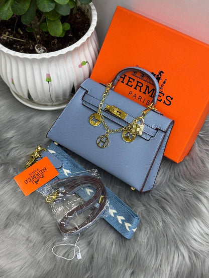HERMES
SIZE……….  22  CM🌷
90 dhs🪙💕

with BOX✅

Zain51
♥️♥️♥️