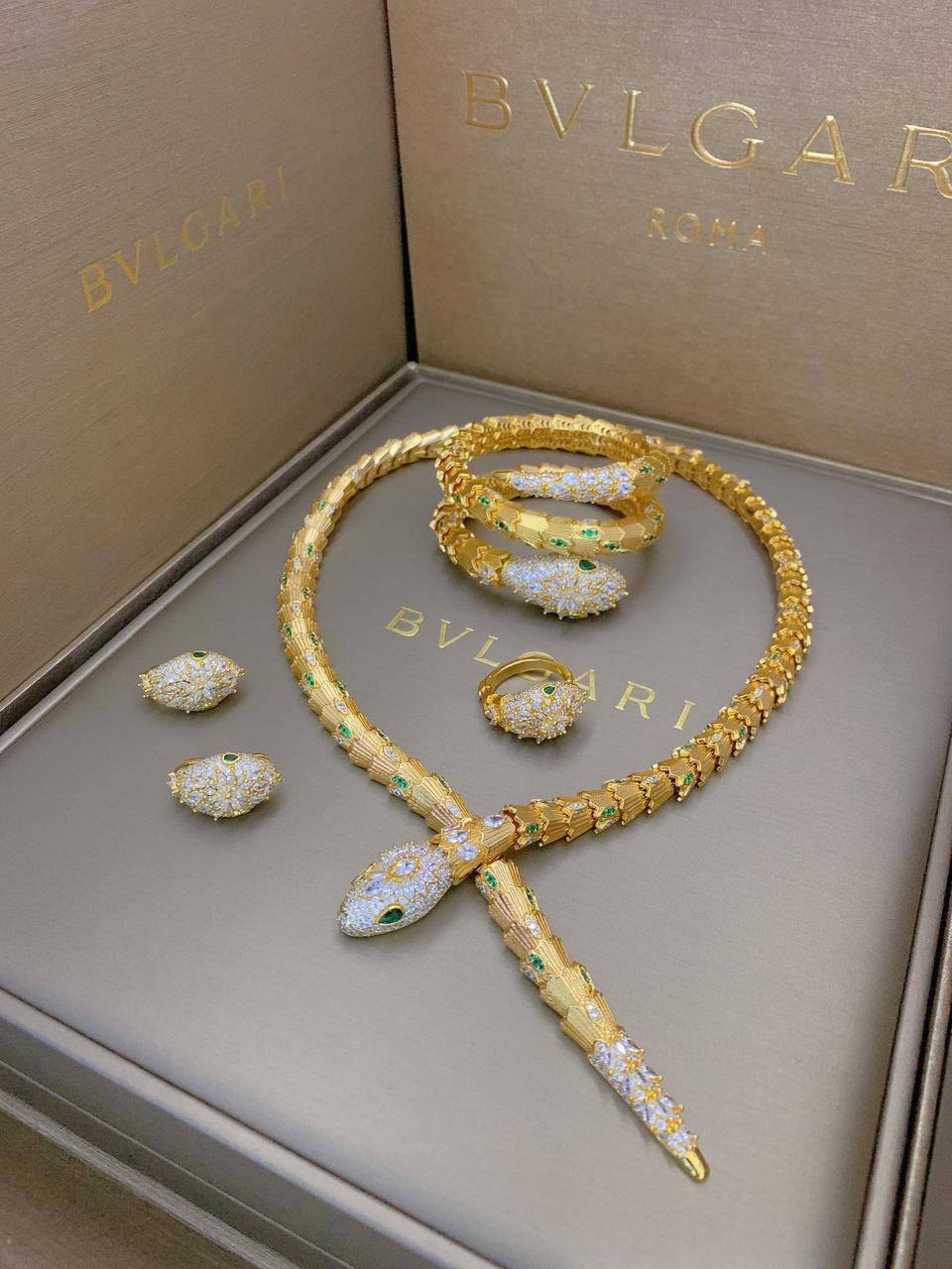 BVLGARI SUPER MASTER
NECKLACE
 BANGLE
 EARRING 
RING

 680 DHS 

WITH MASTER BOX AND PAPER BAG CARD 780 DHS🇦🇪

Zain89
♥️♥️♥️