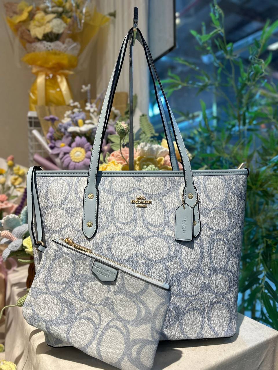 COACH Tote bag
With zipper 
110 dhs✅

Zain44
♥️♥️♥️