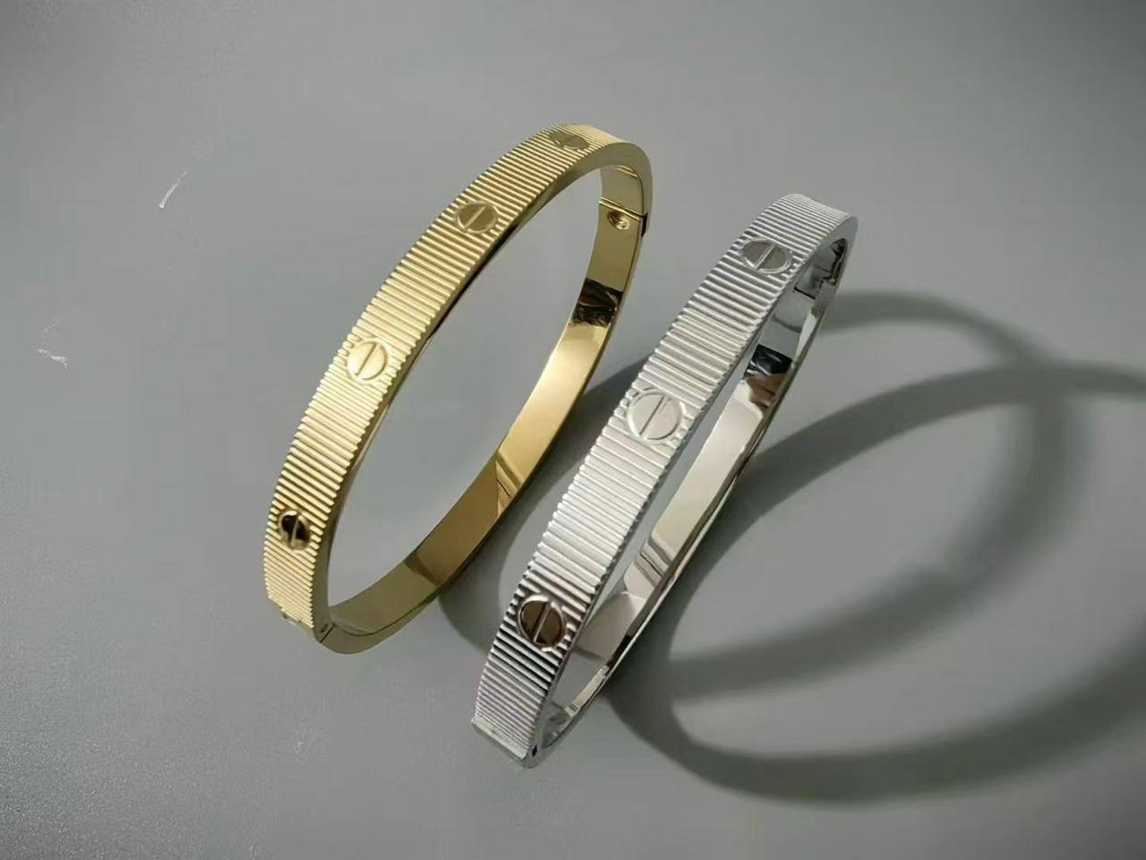 Cartier Bangle* 🤩
Stainless non tarnished 

20 dhs🪙🌨️ simple box 
30 dhs🪙🌨️ name box and bag

Zain48
♥️♥️♥️