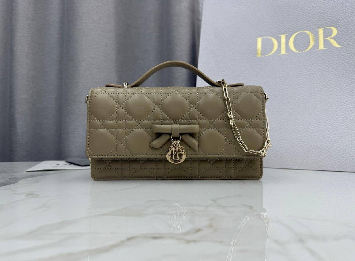 Dior ✨💕✨
New collection ✨✨✨
SuperMaster Quality 🔥🔥
Available Now ❤️❤️❤️
For Price 👇 WTSP Text Zain 0568585901

Zain252
♥️♥️♥️