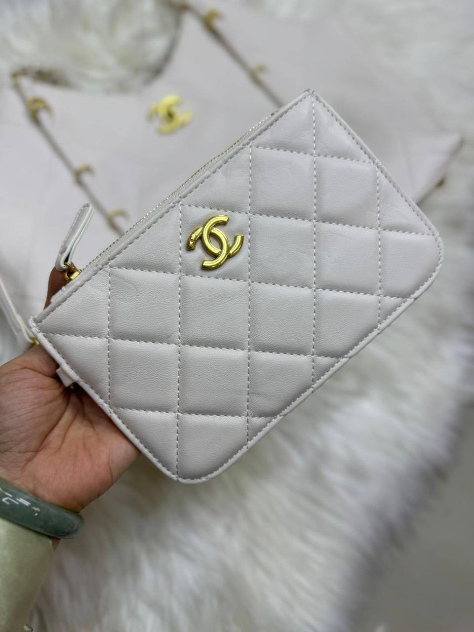 💕 Chanel  2 in 1
1️⃣ First quality
Size : 45 * 26 cm
95 dhs🇦🇪

Zain115
♥️♥️♥️