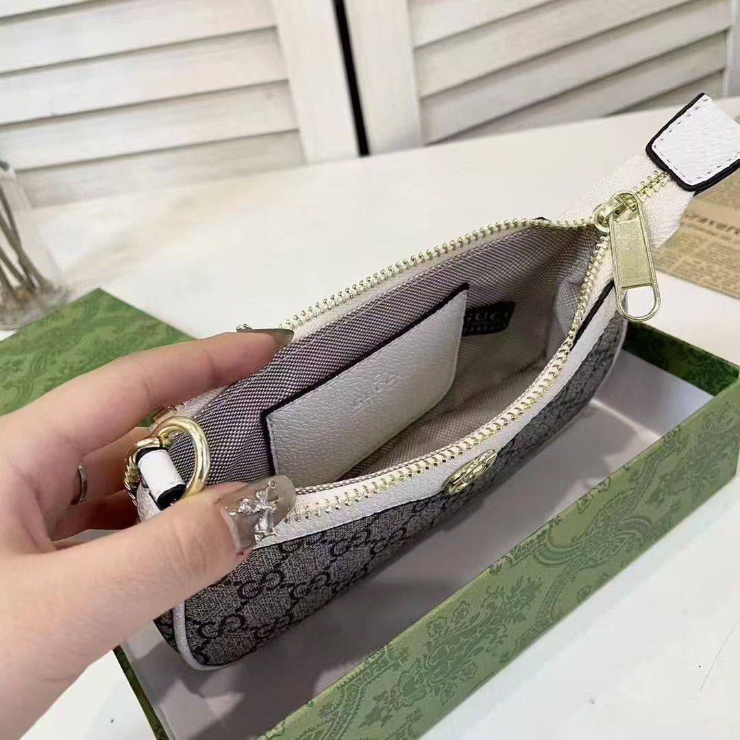 Gucci
90 dhs✅
Good  quality
Size: 19.5cm

with box
🎁🎁🎁

Zain74
♥️♥️♥️