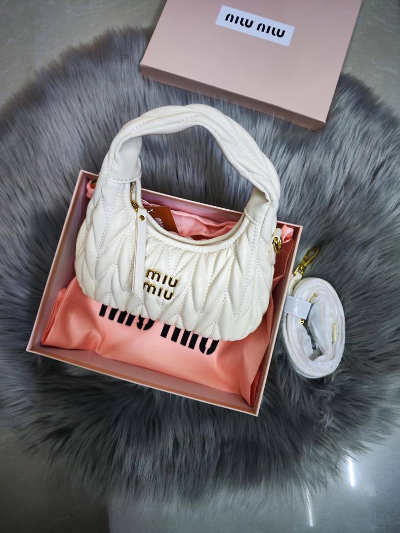 Miu Miu
90 dhs✅

with box。
🎁🎁🎁

22cm

Zain26
♥️♥️♥️