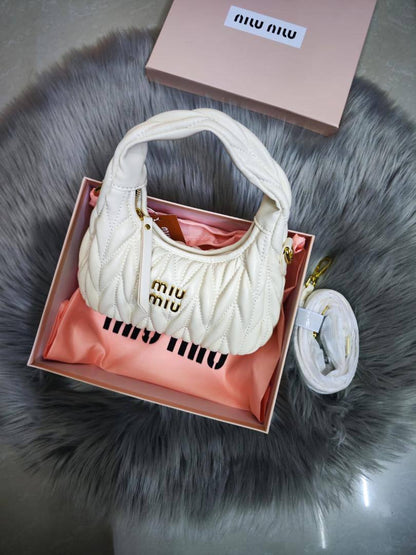 Miu Miu
90 dhs✅

with box。
🎁🎁🎁

22cm

Zain26
♥️♥️♥️