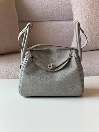 Hermes Lindy 26cm💕master quality😍with box❤️
390 dhs🇦🇪🇦🇪

Zain52
♥️♥️♥️