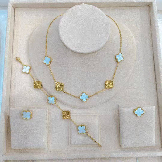 VCA SET❤️‍🔥*
Stainless steel 💯
Non tarnish ✅
Necklace 🐦‍🔥
Earring🌸
Bracelet ✨
With normal boxes 📦 
60 dhs❣️
With master box 🗃️ 
80 dhs❣️

Zain216
♥️♥️♥️