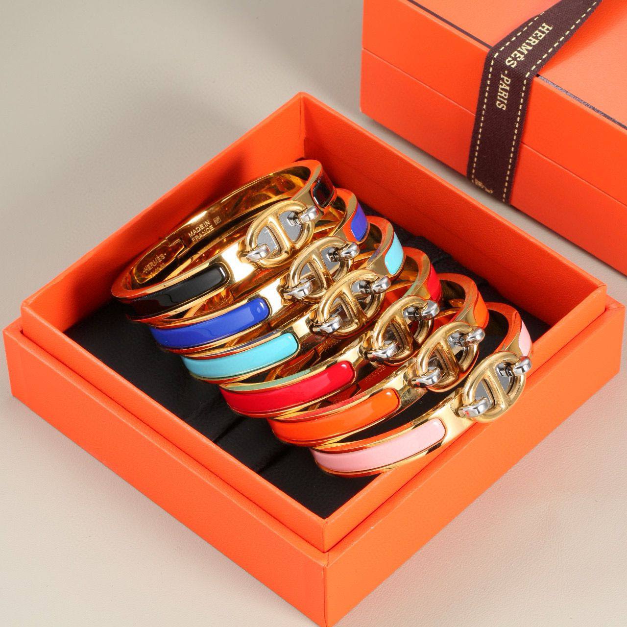 HERMES BANGLE
MASTER 

70 DHS✅✨💫
WITH BOX AND PAPER BAG🎁🛍️

Zain89
♥️♥️♥️