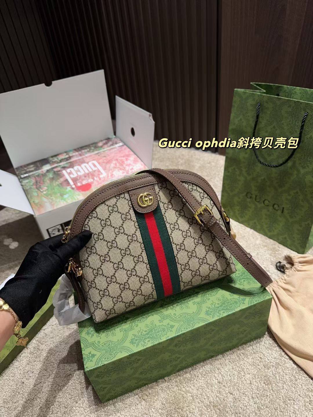 Gucci

75 dhs❣️

With box
🎁🎁🎁

Zain219
♥️♥️♥️