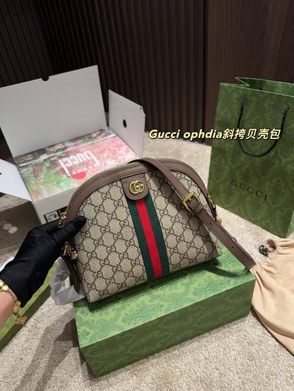 Gucci

75 dhs❣️

With box
🎁🎁🎁

Zain219
♥️♥️♥️