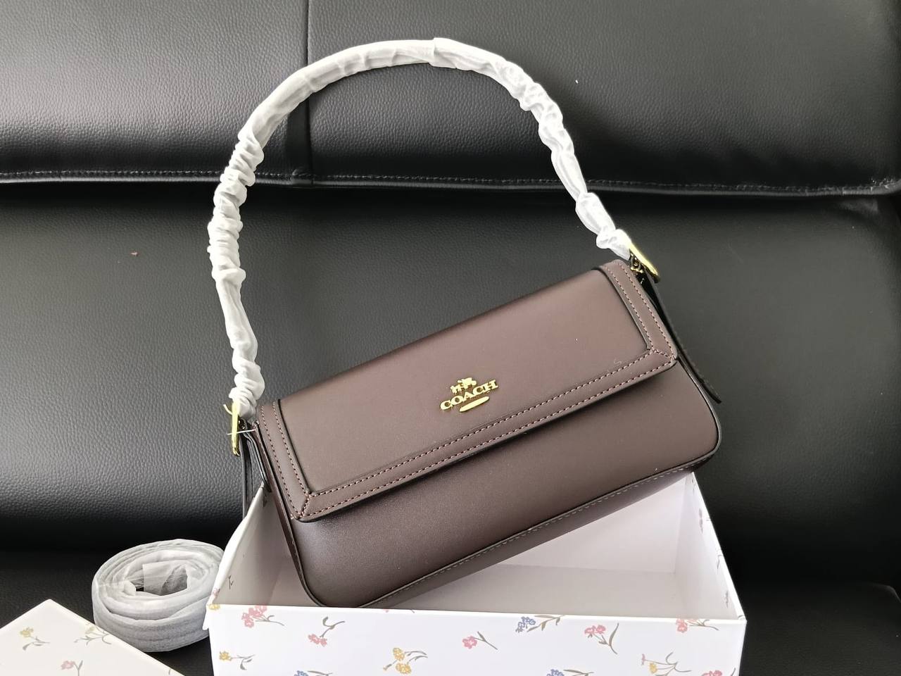 Coach
80 dhs🇦🇪

with box
🎁🎁🎁

size 25cm

Zain26
♥️♥️♥️