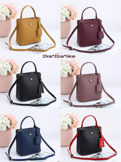 PRADA 
NEW CAME GOOD QUALITY 
105 dhs🪙🌨️

Zain39
♥️♥️♥️