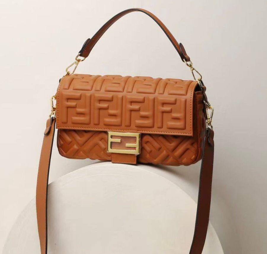 FENDI
 GOOD QUALITY 
WITH BOX
🎁🎁🎁

110 dhs✅
SIZE: 26cm

Zain39
♥️♥️♥️