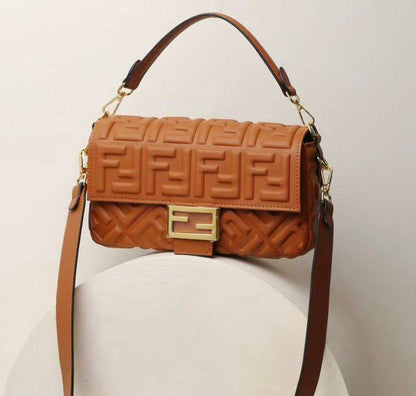FENDI
 GOOD QUALITY 
WITH BOX
🎁🎁🎁

110 dhs✅
SIZE: 26cm

Zain39
♥️♥️♥️