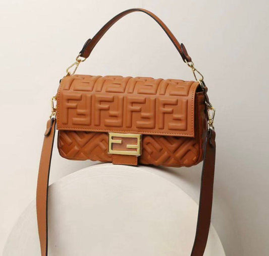 FENDI
 GOOD QUALITY 
WITH BOX
🎁🎁🎁

110 dhs✅
SIZE: 26cm

Zain39
♥️♥️♥️