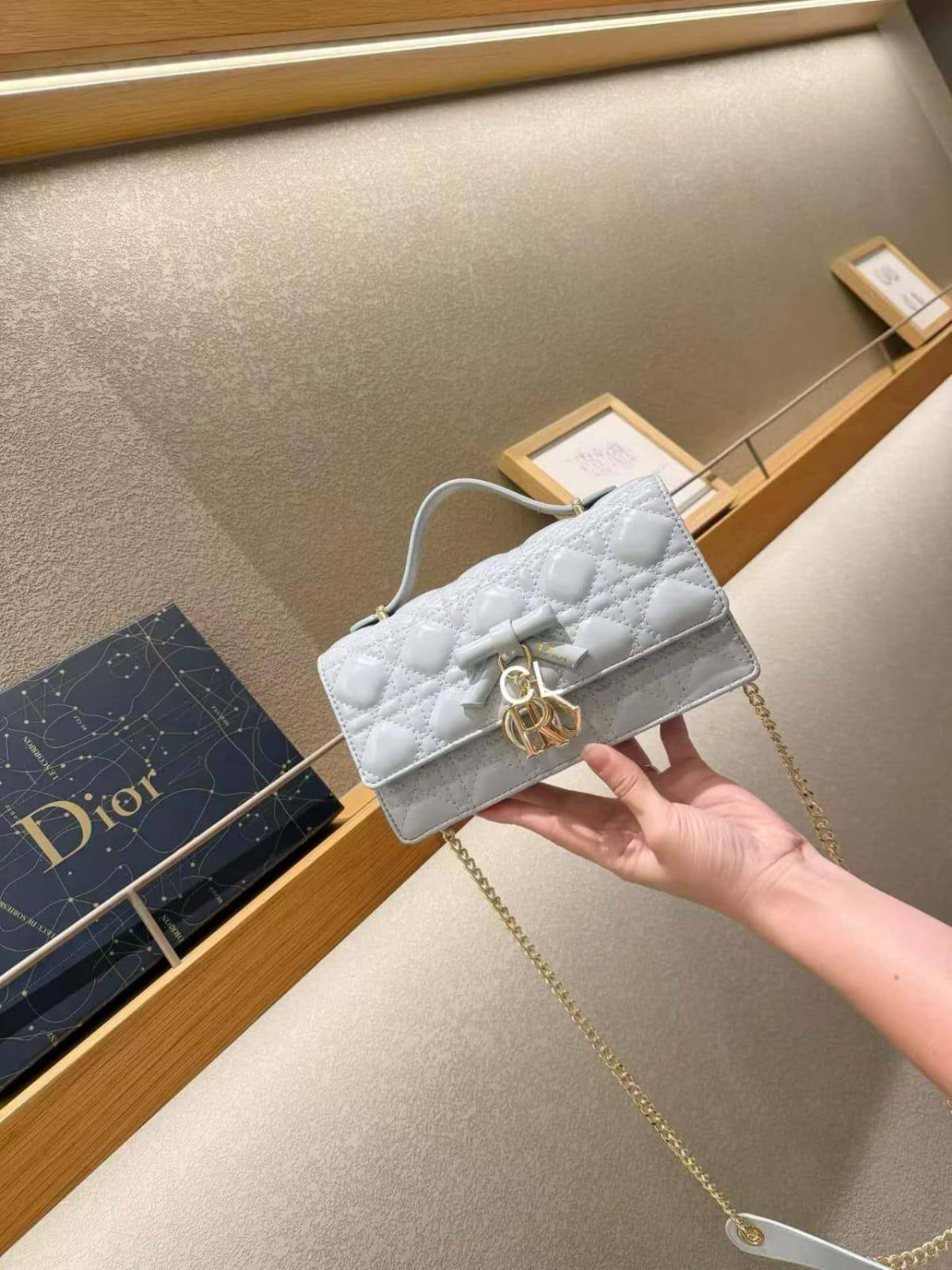 DIOR
 GOOD QUALITY 
110 dhs🇦🇪🇦🇪
WHITE BOXS 
SIZE 22 CM

Zain200
♥️♥️♥️