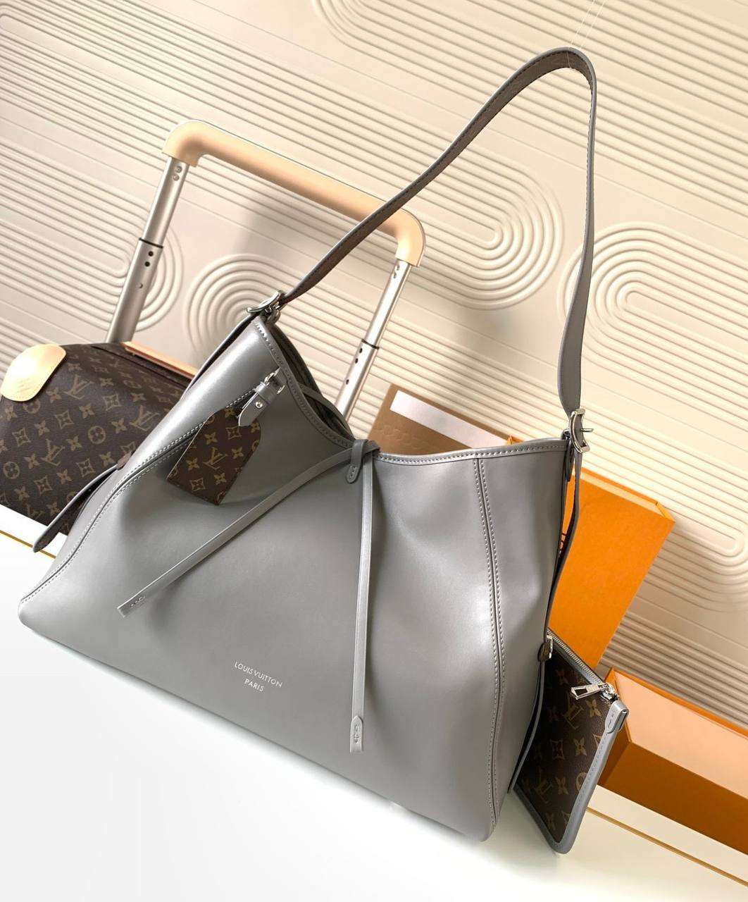 BOTTEGA
 NEW CAME GOOD QUALITY  
WITH BOX 
🎁🎁🎁

110 dhs🇦🇪

Zain39
♥️♥️♥️