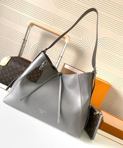 BOTTEGA
 NEW CAME GOOD QUALITY  
WITH BOX 
🎁🎁🎁

110 dhs🇦🇪

Zain39
♥️♥️♥️