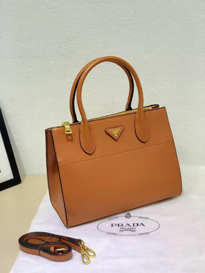 PRADA 
GOOD QUALITY 
115 dhs✅

Zain200
♥️♥️♥️