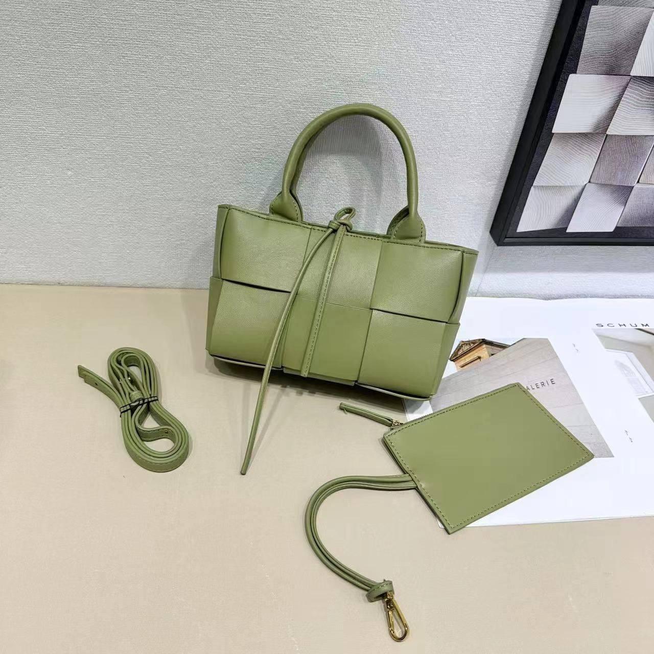 Bottega Veneta 
Good Quality 

With Box 
🎁🎁🎁

95 dhs🗽

Zain250
♥️♥️♥️