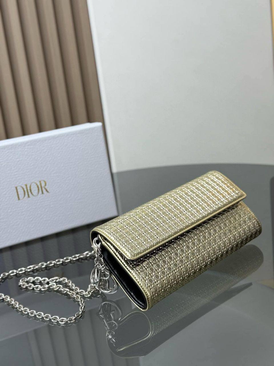 Dior 
100 dhs🇦🇪🇦🇪
with box
size 21cm

Zain42
♥️♥️♥️