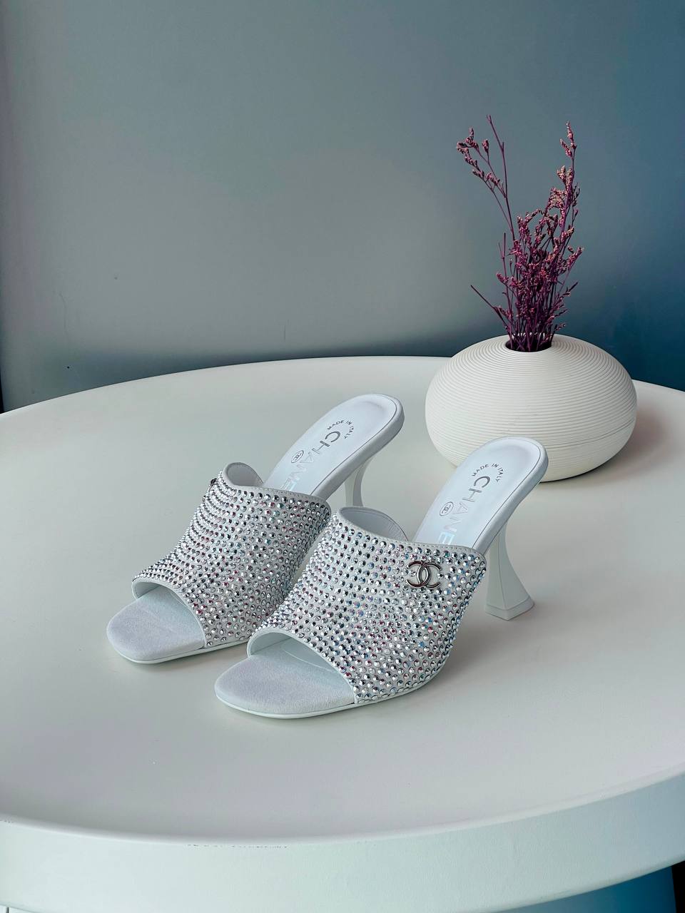 CHANEL✨⭐️
Size 36-41
_Super master high quality_🪡
450 dhs💛

Zain176
♥️♥️♥️