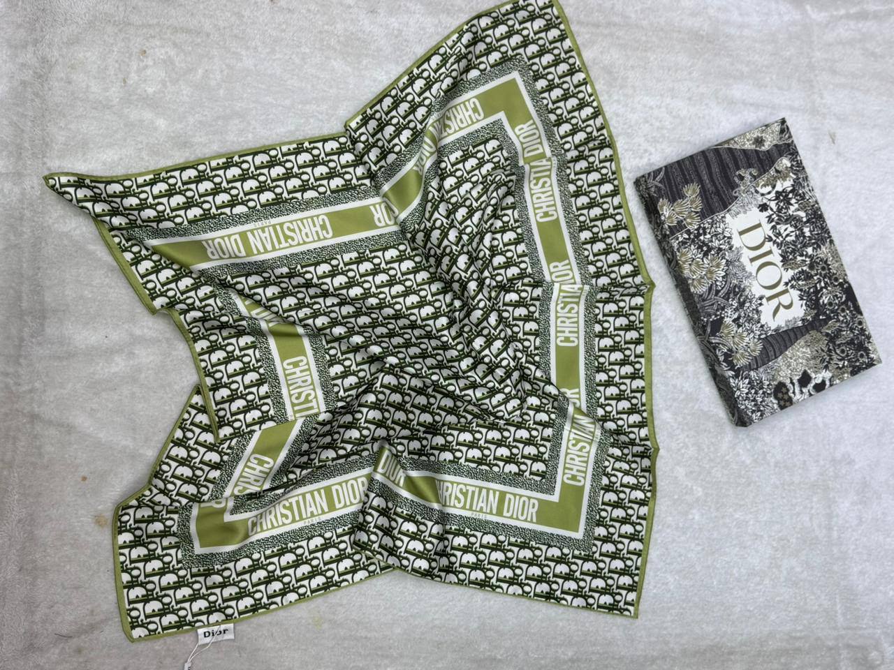 Silk square scarf 
40 dhs🇦🇪🇦🇪
Size 90*90

Zain93
♥️♥️♥️